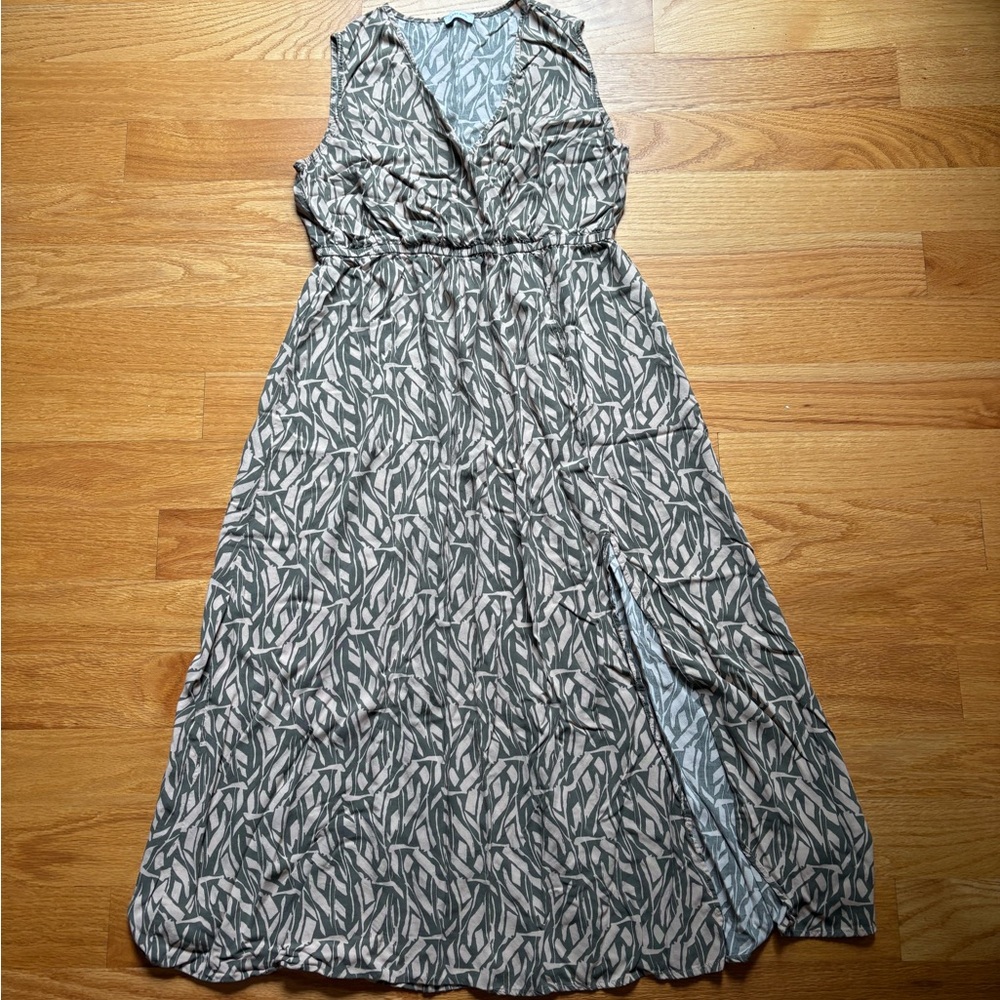 Sleeveless V-Neck Leaf Print Maxi Dress in Sage